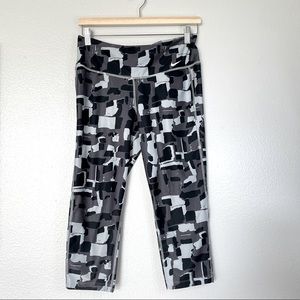 Nike Dri-Fit Black/Gray Leggings Crop/Capri Size Medium